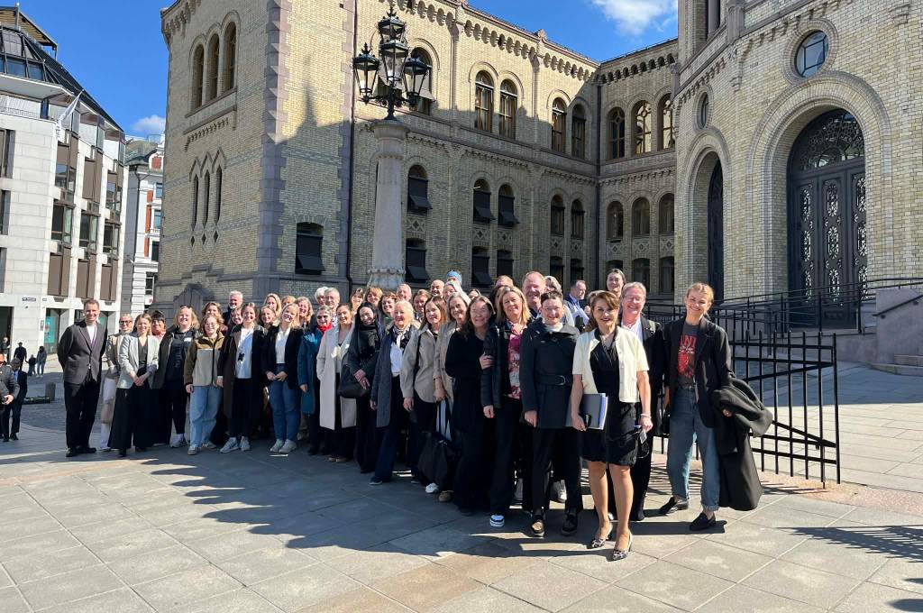 Alle representater står samlet foran stortinget!''