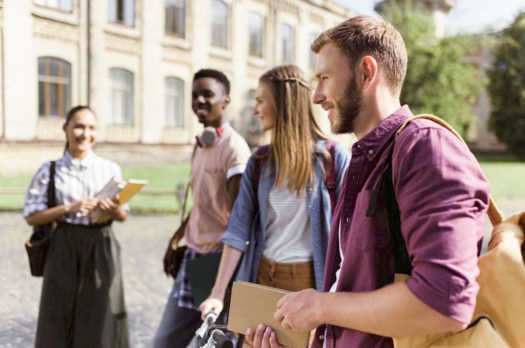 Studenter utenfor skolebygning!''