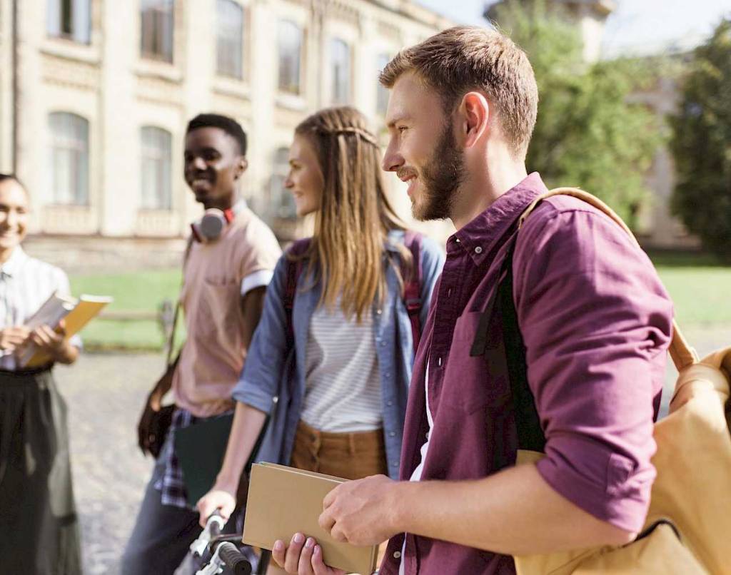 Studenter utenfor skolebygning