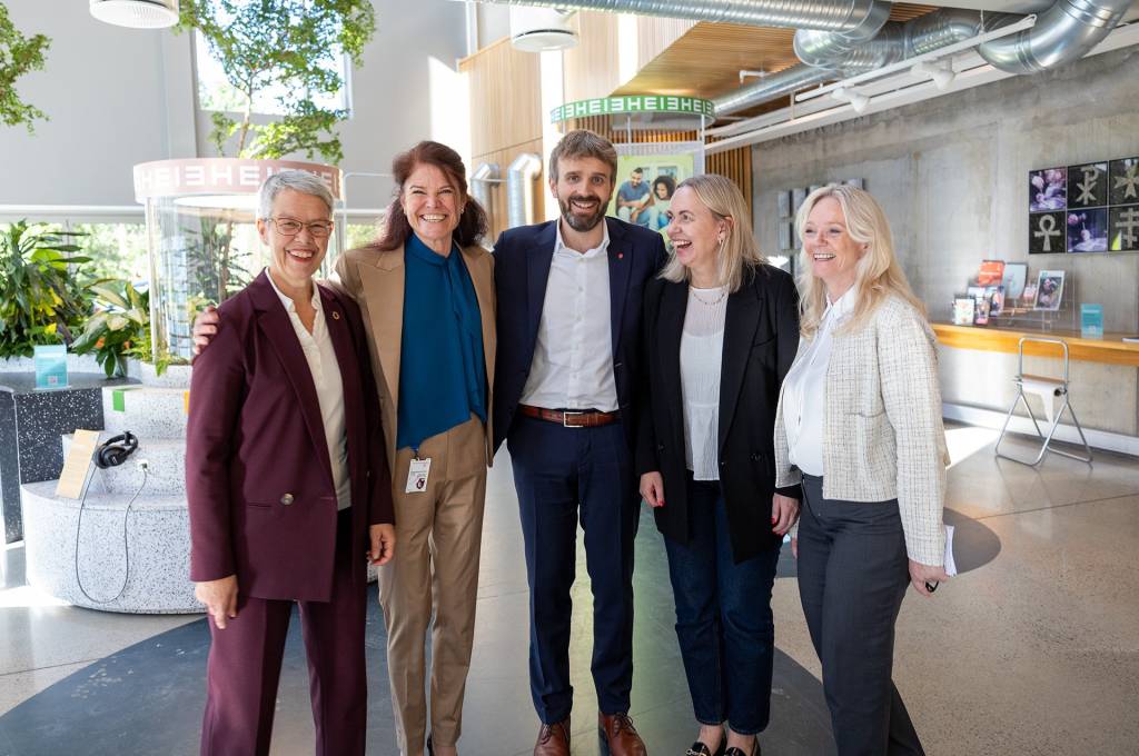 Helseminister Jan Christian Vestre står sammen med Ingunn Moser, Kari-Jussie Lønning, Gunhild Odden og Gry Ulvedalen foran Diakonhjemmet, alle smilende.!''