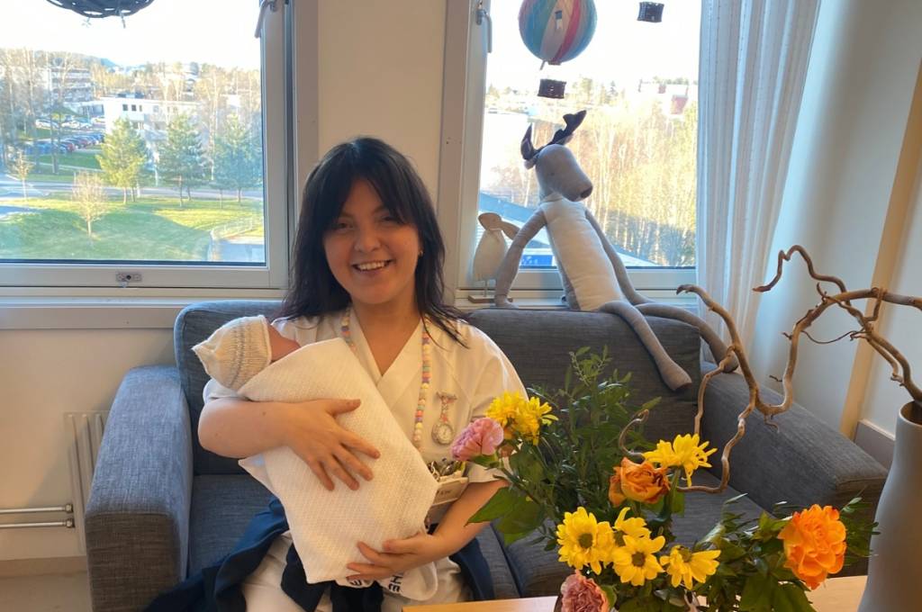 Kine på jobb på barselavdeling med en liten nyfødt baby!''