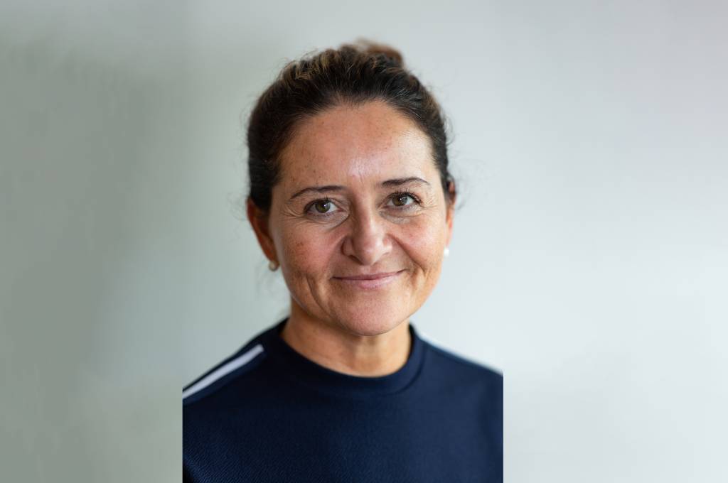 Christine J. Tellnes smiler mot kamera!''