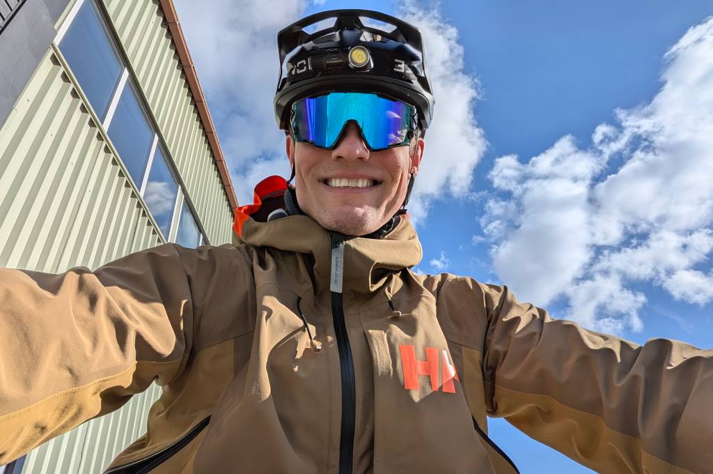 Bildet viser Vidar Kleivhaug på sykkel med solbriller og sykkehjelm!''