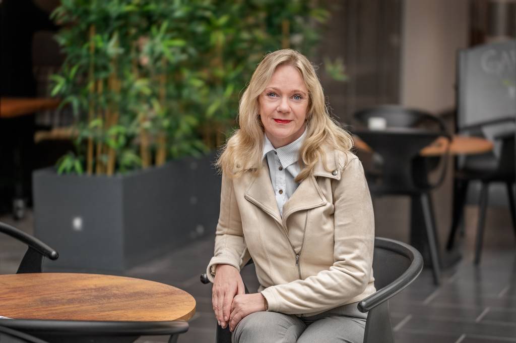 Gry Ulvedalen sitter ved et kafébord!''