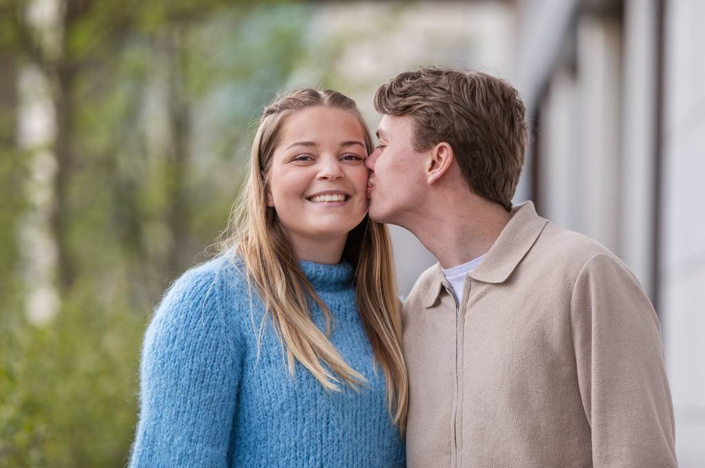 Et kjærestepar som viser omsorg hvor gutten kysser jenta på kinnet!''