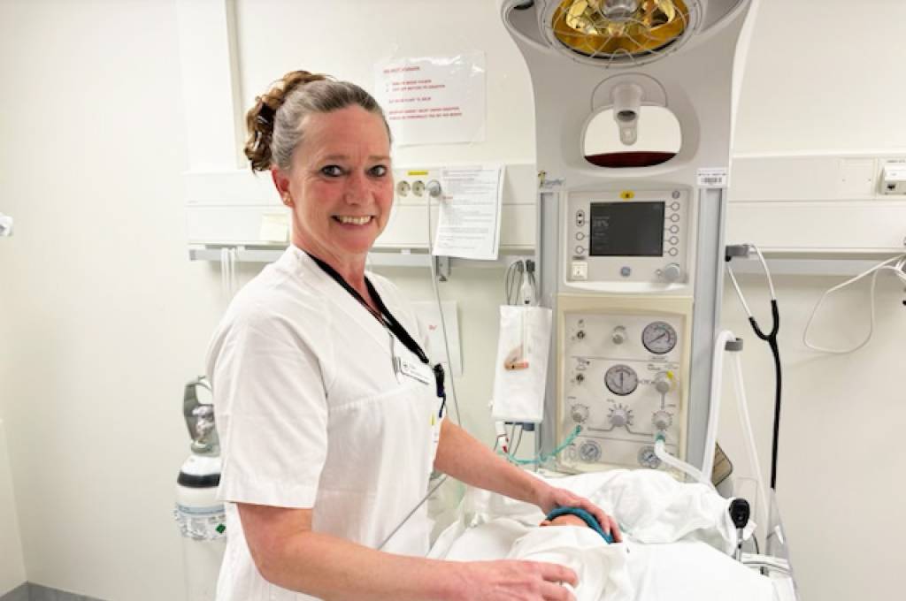 Elin Maria steller med en nyfødt baby på barselavdeling!''