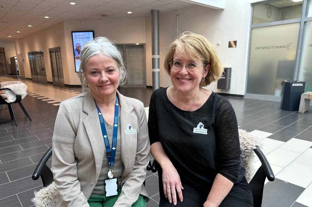 Tove Kittelsrud og Ingunn Fossaas sitter ved et bord og smiler fornøyd!''