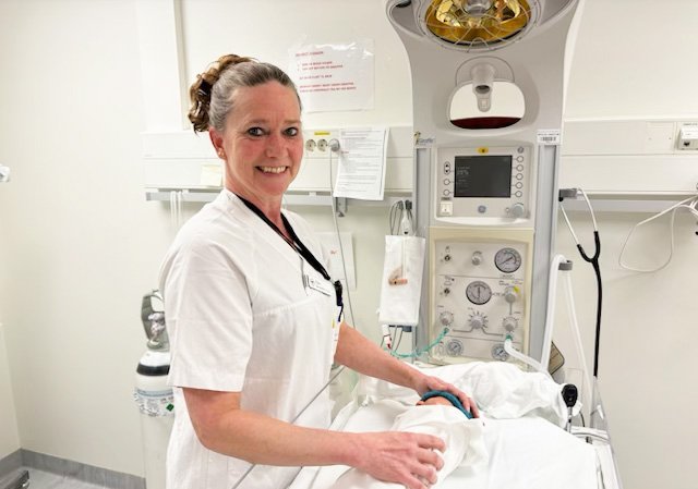 Elin steller med en nyfødt baby