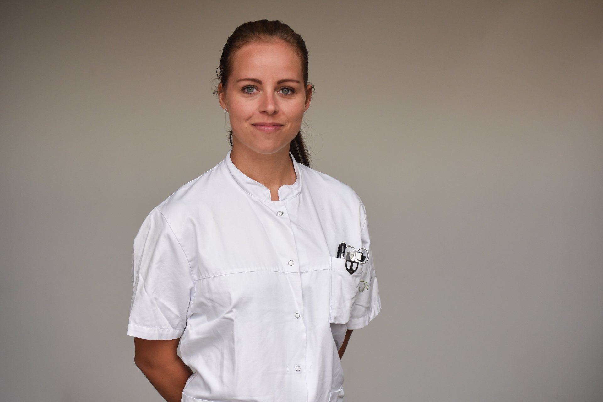 Kvinnelig helsearbeider i uniform