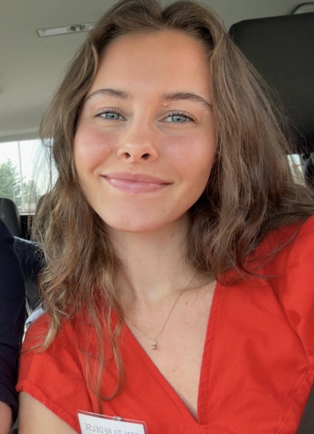 Elida Josefine Rognerud, student ved Fagskolen Diakonova, smiler i rød uniform.