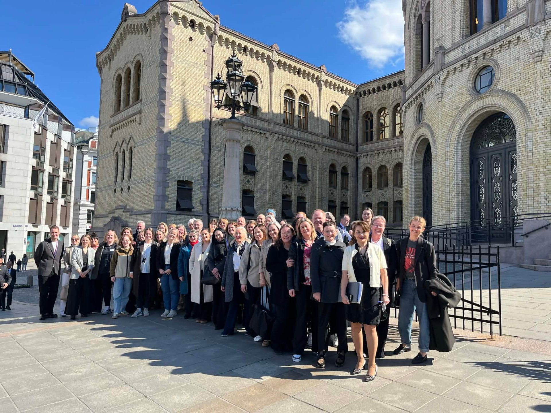 Alle representantene samlet foran stortinget