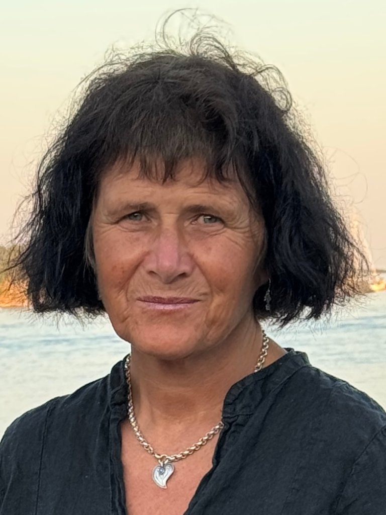 Profilbilde av Marianne med sommerstemning og hav i bakgrunnen