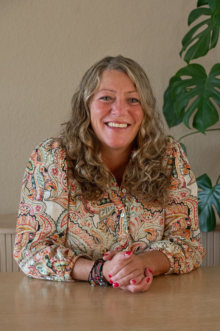 Elin, faglærer i Seksualitet og seksuell helse, smiler mot kamera