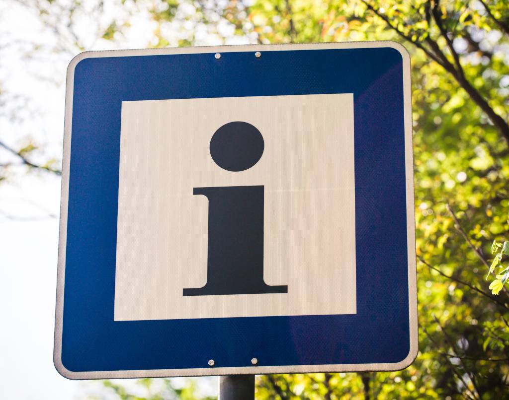 Bilde av trafikkskilt med bokstaven I for informasjon