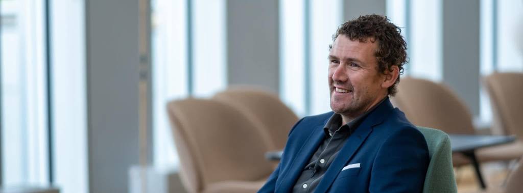 Psykologspesialist Jan Martin Berge sitter i en grønn stol og smiler