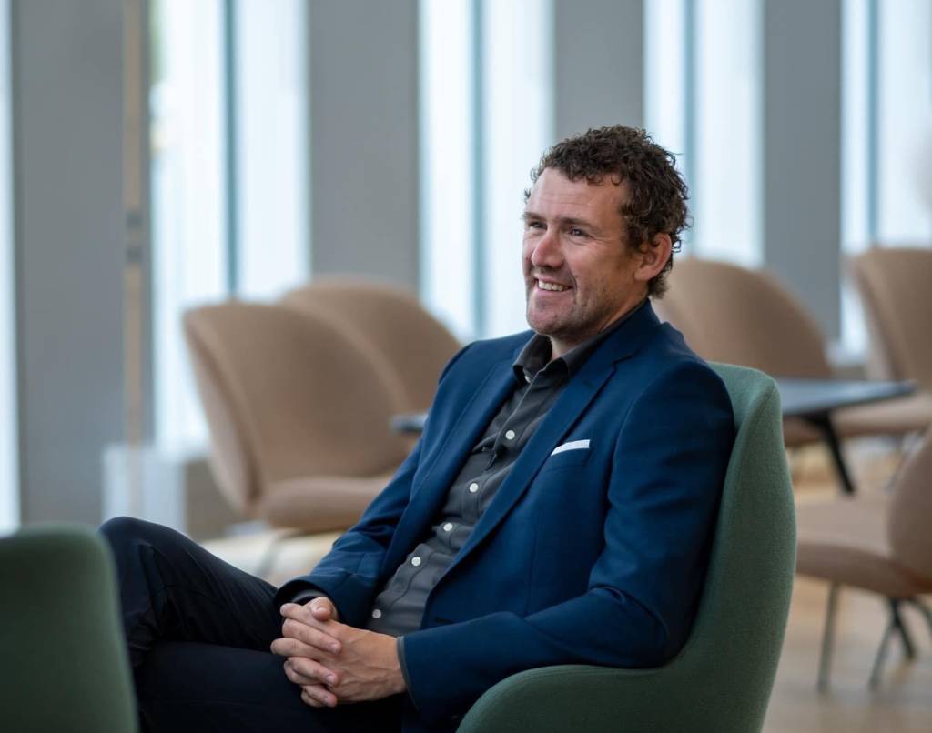 Psykologspesialist Jan Martin Berge sitter i en grønn stol og smiler