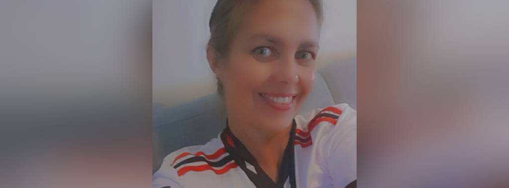 Lone Evjen, student ved Fagskolen Diakonova, tar selfie og smiler. Hun har på fotballtrøye. 