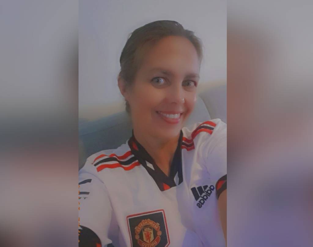 Lone Evjen, student ved Fagskolen Diakonova, tar selfie og smiler. Hun har på fotballtrøye. 