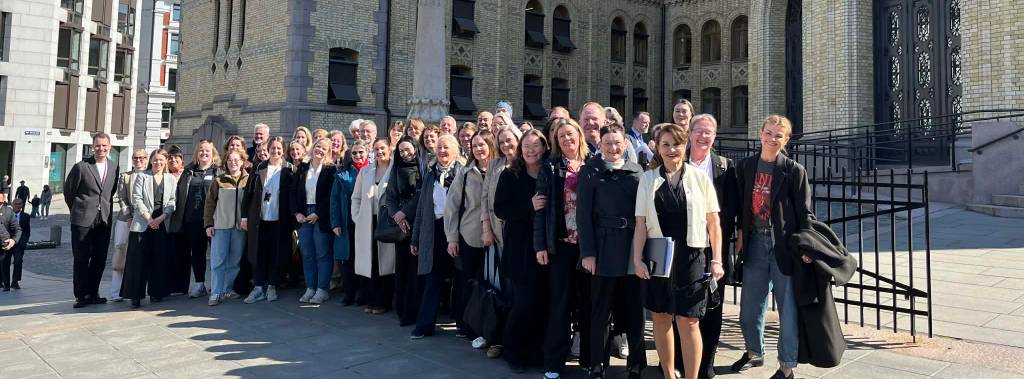 Alle representater står samlet foran stortinget