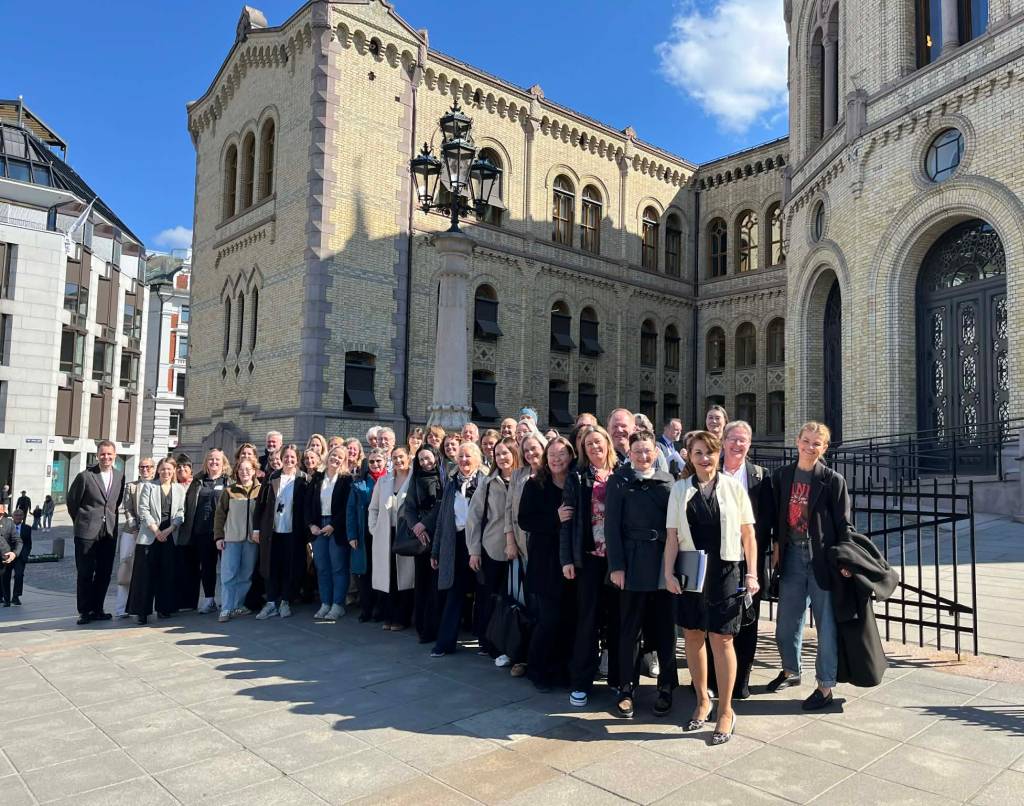 Alle representater står samlet foran stortinget