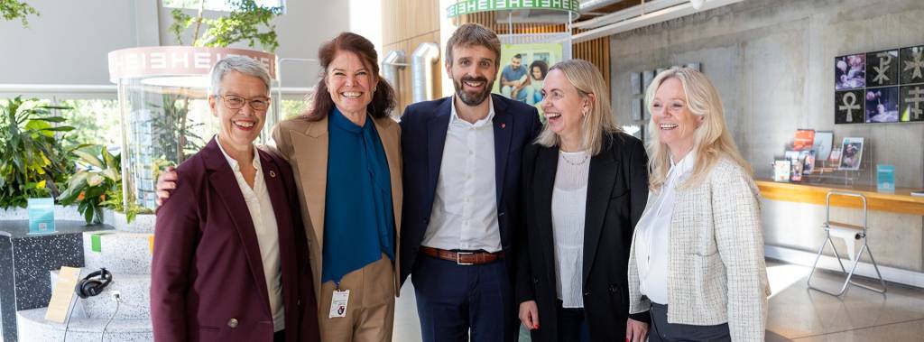 Helseminister Jan Christian Vestre står sammen med Ingunn Moser, Kari-Jussie Lønning, Gunhild Odden og Gry Ulvedalen foran Diakonhjemmet, alle smilende.