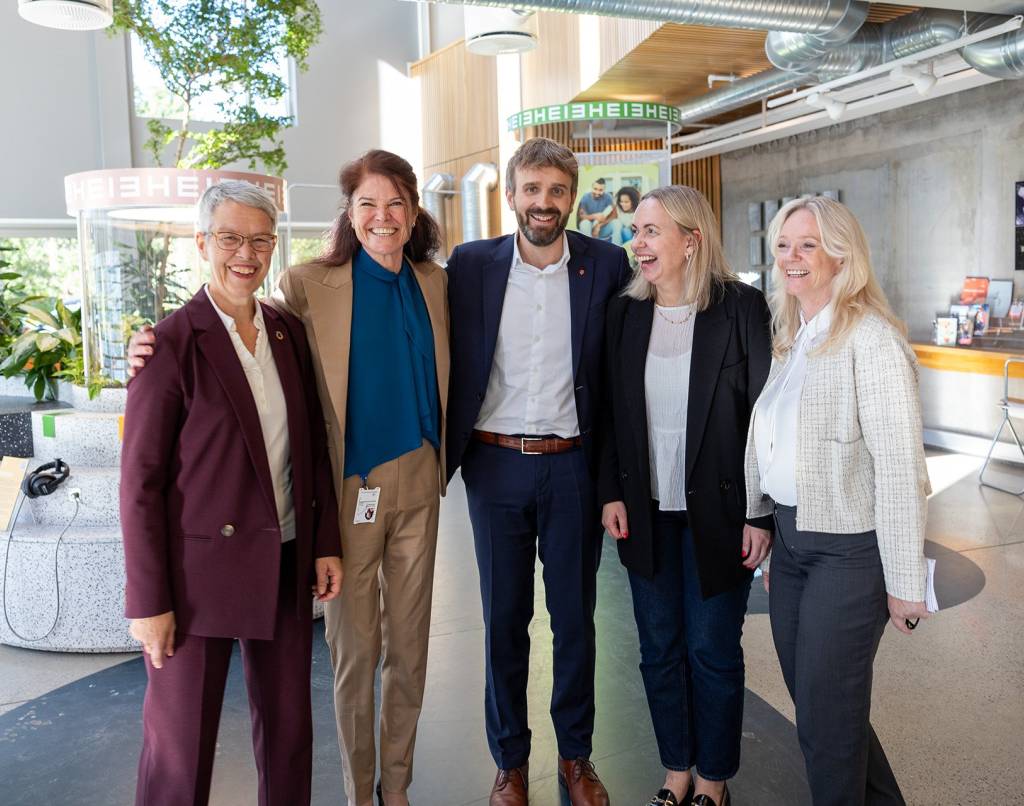 Helseminister Jan Christian Vestre står sammen med Ingunn Moser, Kari-Jussie Lønning, Gunhild Odden og Gry Ulvedalen foran Diakonhjemmet, alle smilende.