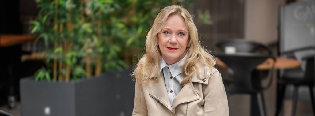 Gry Ulvedalen sitter ved et kafébord