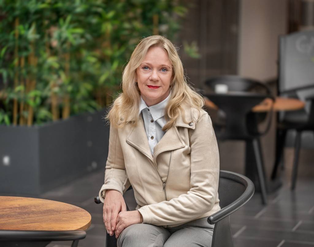 Gry Ulvedalen sitter ved et kafébord