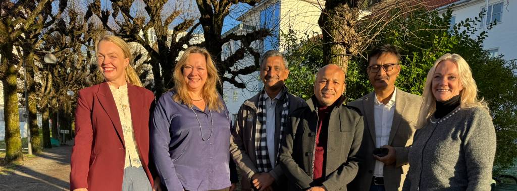 Gruppebilde utendørs av delegasjonen fra Assam og representanter fra Fagskolen Diakonova.