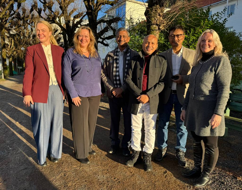 Gruppebilde utendørs av delegasjonen fra Assam og representanter fra Fagskolen Diakonova.