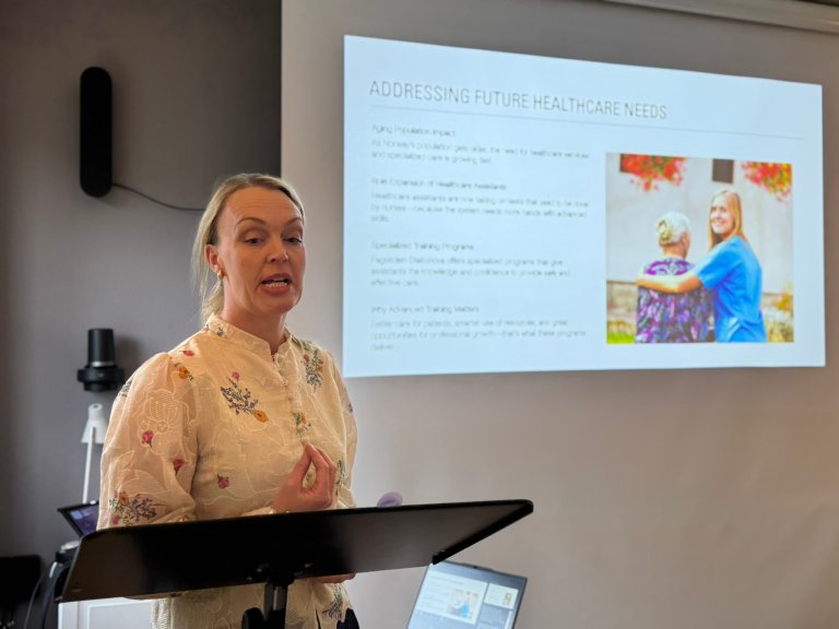 Vivian Matre står og presenterer foran delegasjonen fra Assam.