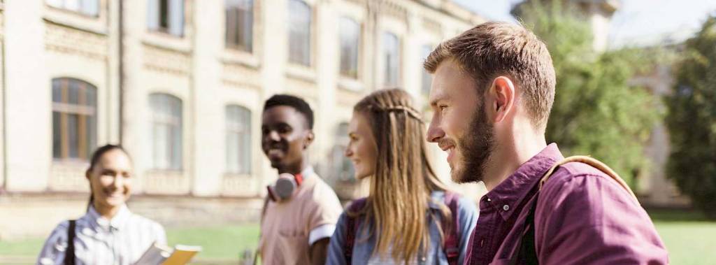 Studenter utenfor skolebygning