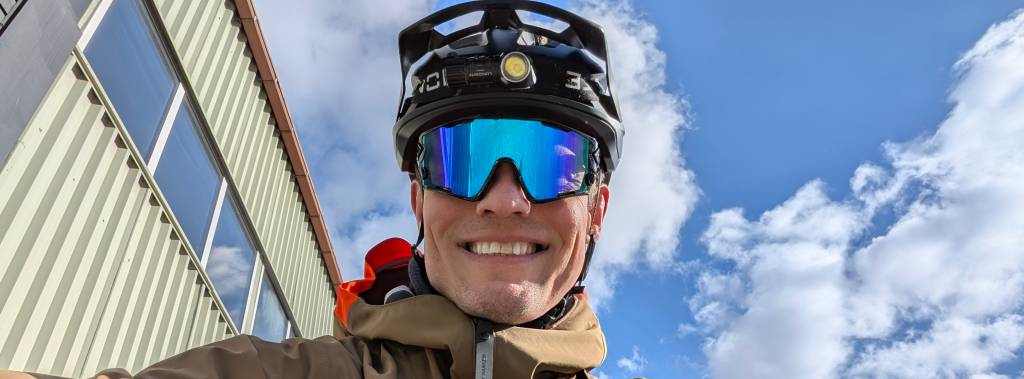 Bildet viser Vidar Kleivhaug på sykkel med solbriller og sykkehjelm