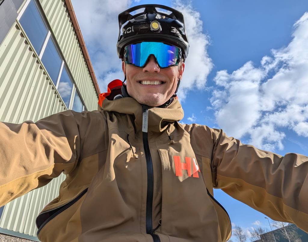 Bildet viser Vidar Kleivhaug på sykkel med solbriller og sykkehjelm