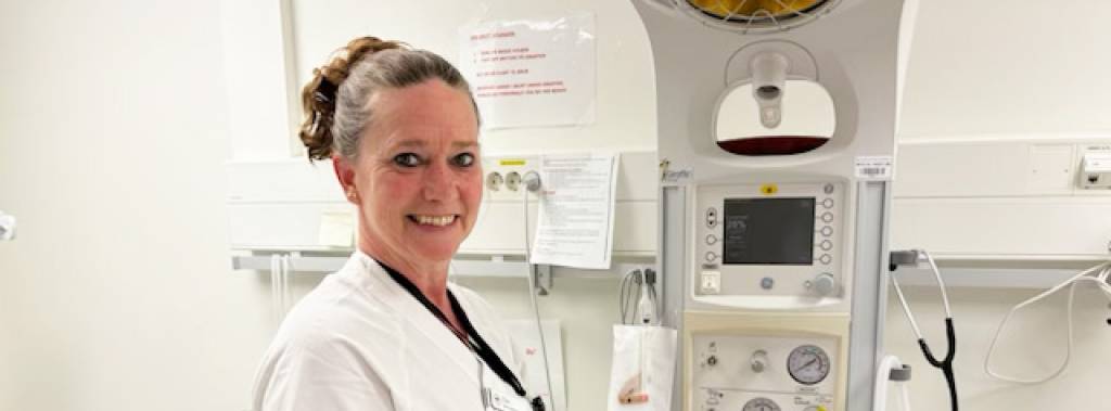 Elin Maria steller med en nyfødt baby på barselavdeling