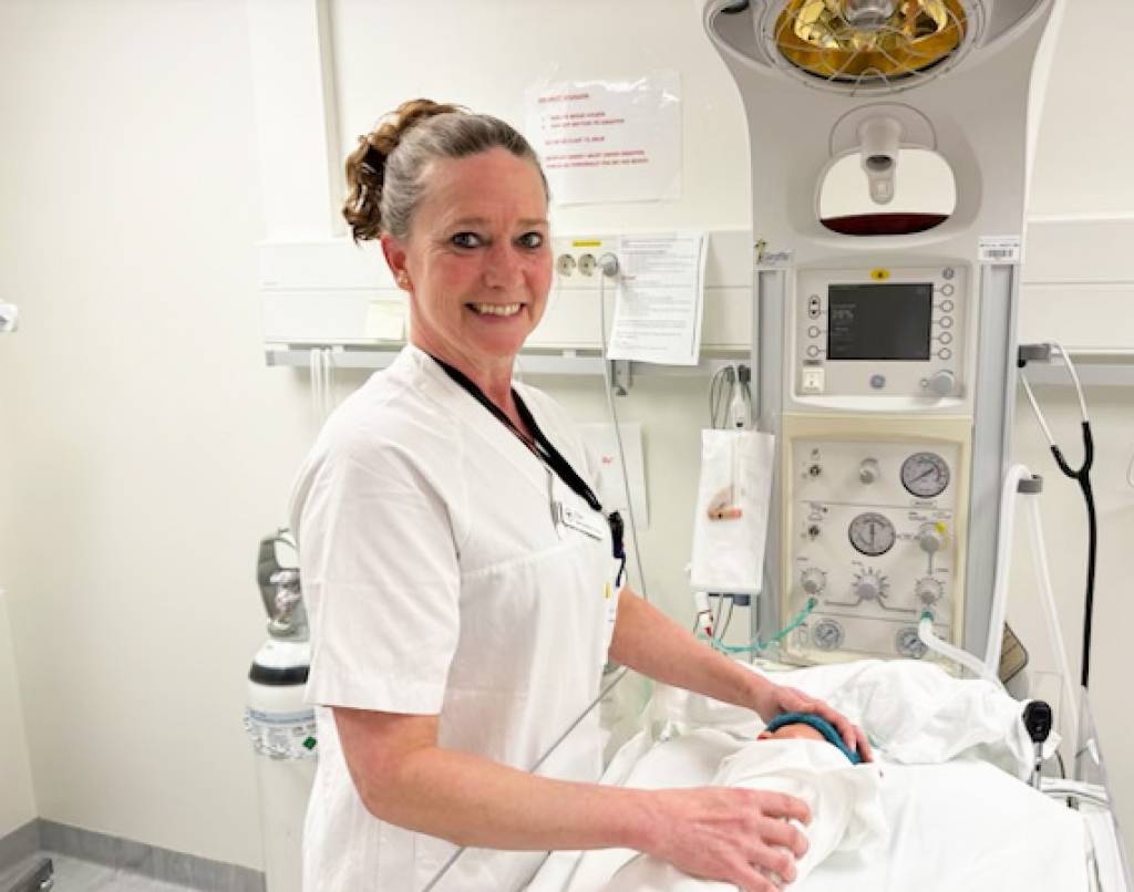 Elin Maria steller med en nyfødt baby på barselavdeling