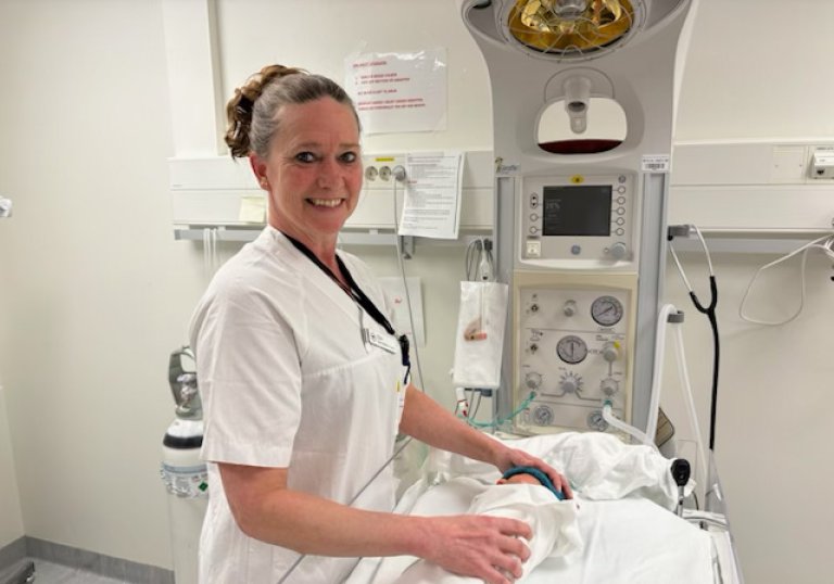 Elin Maria steller med en nyfødt baby på barselavdeling