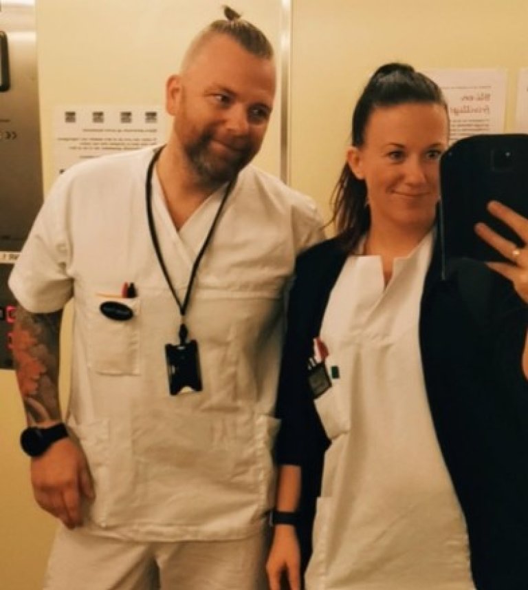 Silje og Rune tar en selfie med uniformene på