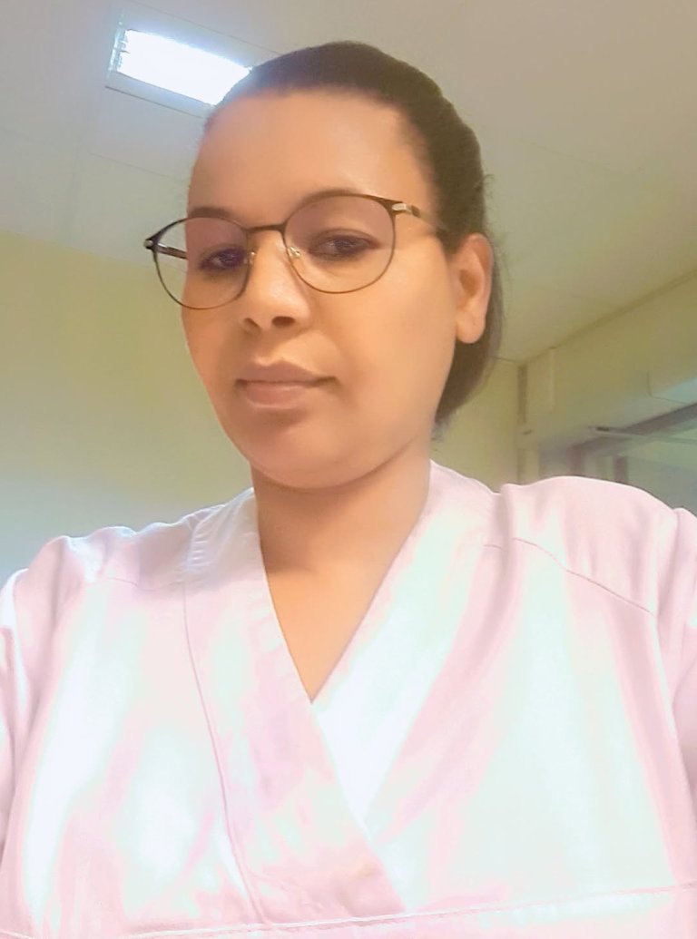 Eden på jobb som helsefagarbeider i rosa uniform