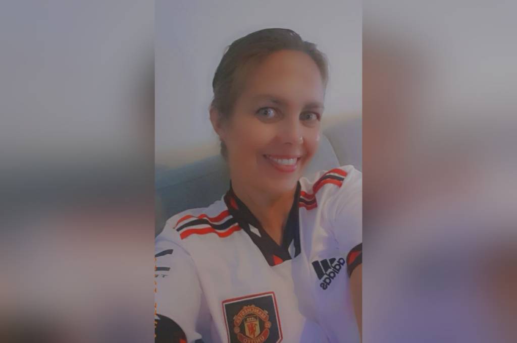 Lone Evjen, student ved Fagskolen Diakonova, tar selfie og smiler. Hun har på fotballtrøye. !''