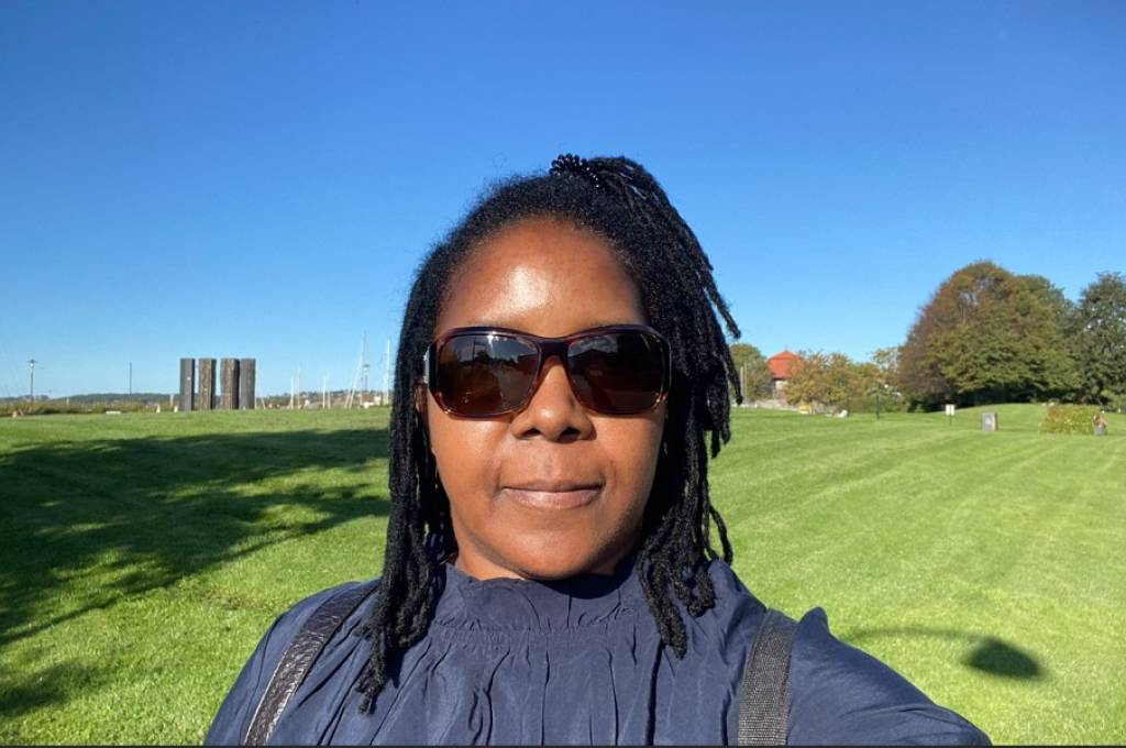 Selfie tatt av Noela med solbriller  og landskap i bakgrunnen!''