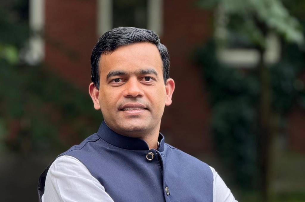 Muhammad Shakil, student ved Fagskolen Diakonova, står ute foran en bygning !''