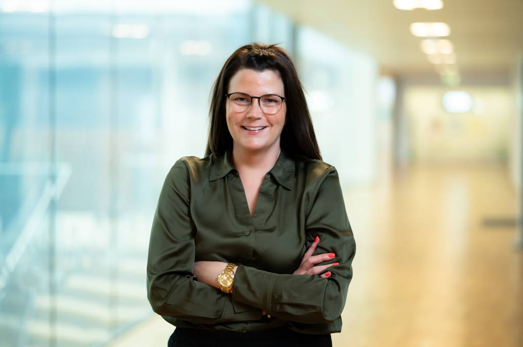 Inger O. Pedersen, student i bedriftsledelse ved Fagskolen Diakonova, smiler til kamera.!''