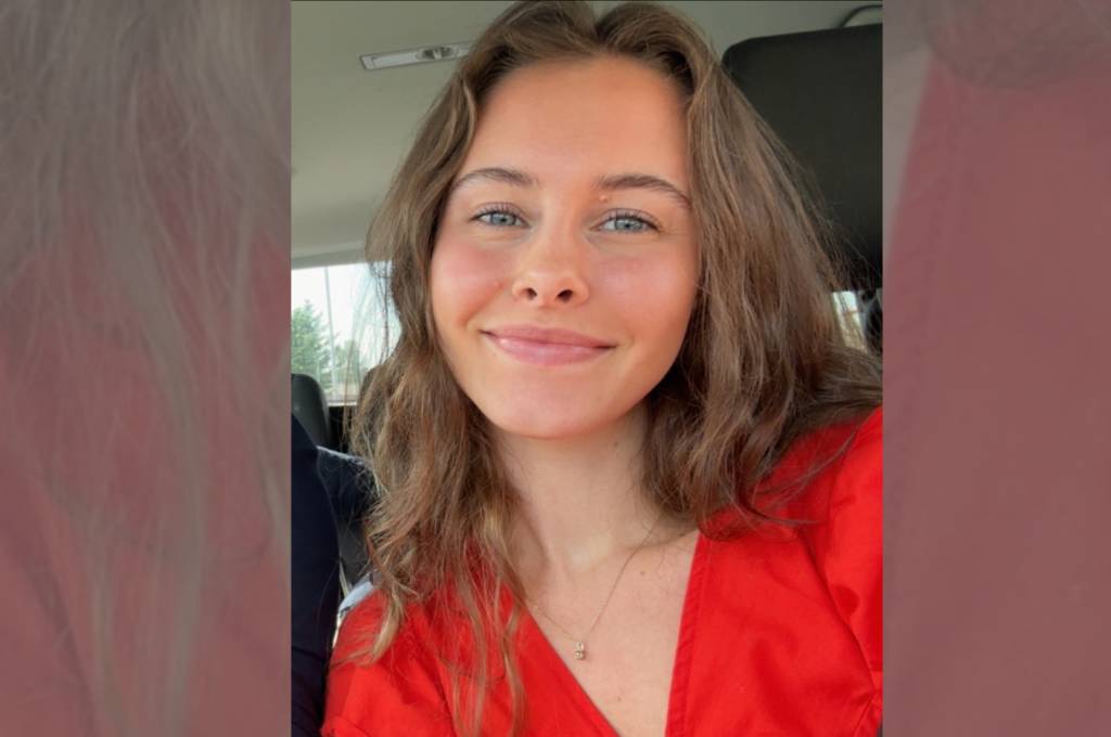 Elida Josefine Rognerud, student ved Fagskolen Diakonova, smiler i rød uniform.!''