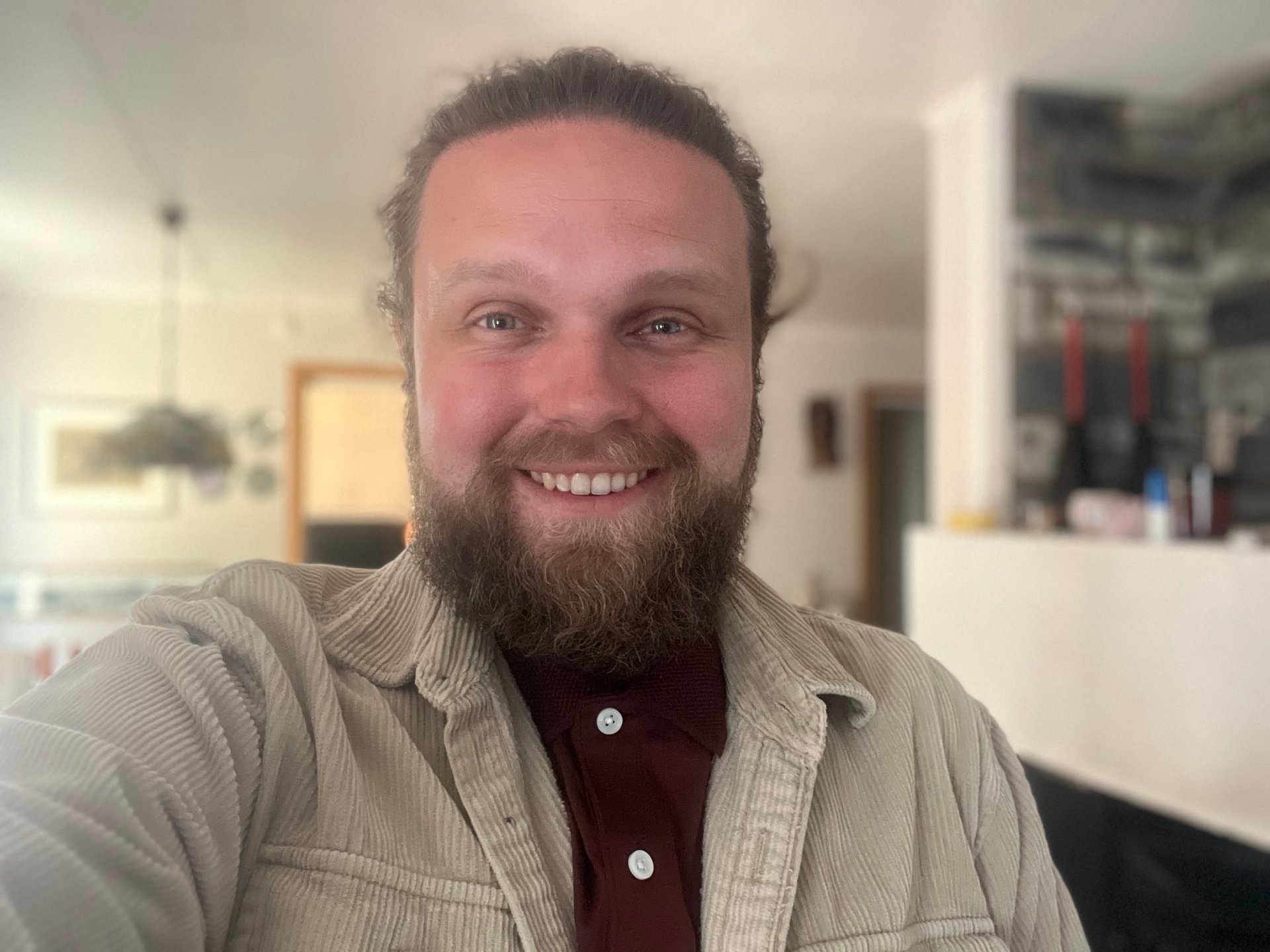 Daniel smiler fornøyd etter å ha lykkes med utdanningen